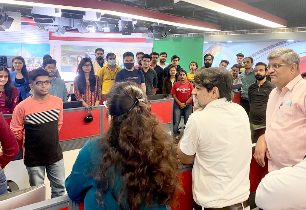 JantantraTv's tweet photo. Jantantra TV family Heartily Welcomes Mr. Asheet Kunal as our Editor-In-Chief today.

@JantantraTv @AsheetKunal @HarishJantantra @dwivedisn #EditorINChief #Welcome #Jtv https://t.co/u5e3LVUYzB