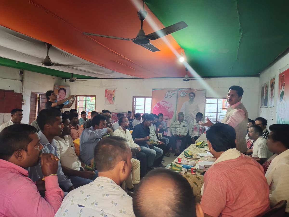 BhupenKBorah's tweet photo. At Bajali Block Congress Committee office today evening, along with @JakirSikdarMLA ,Golap Saikia,Arun Tiwari ,Rohim Khan ,Sailendra Nath Das, Santanu Sarma ,Dipul Patgiri and various other local leaders . https://t.co/xqtCOSKJiG