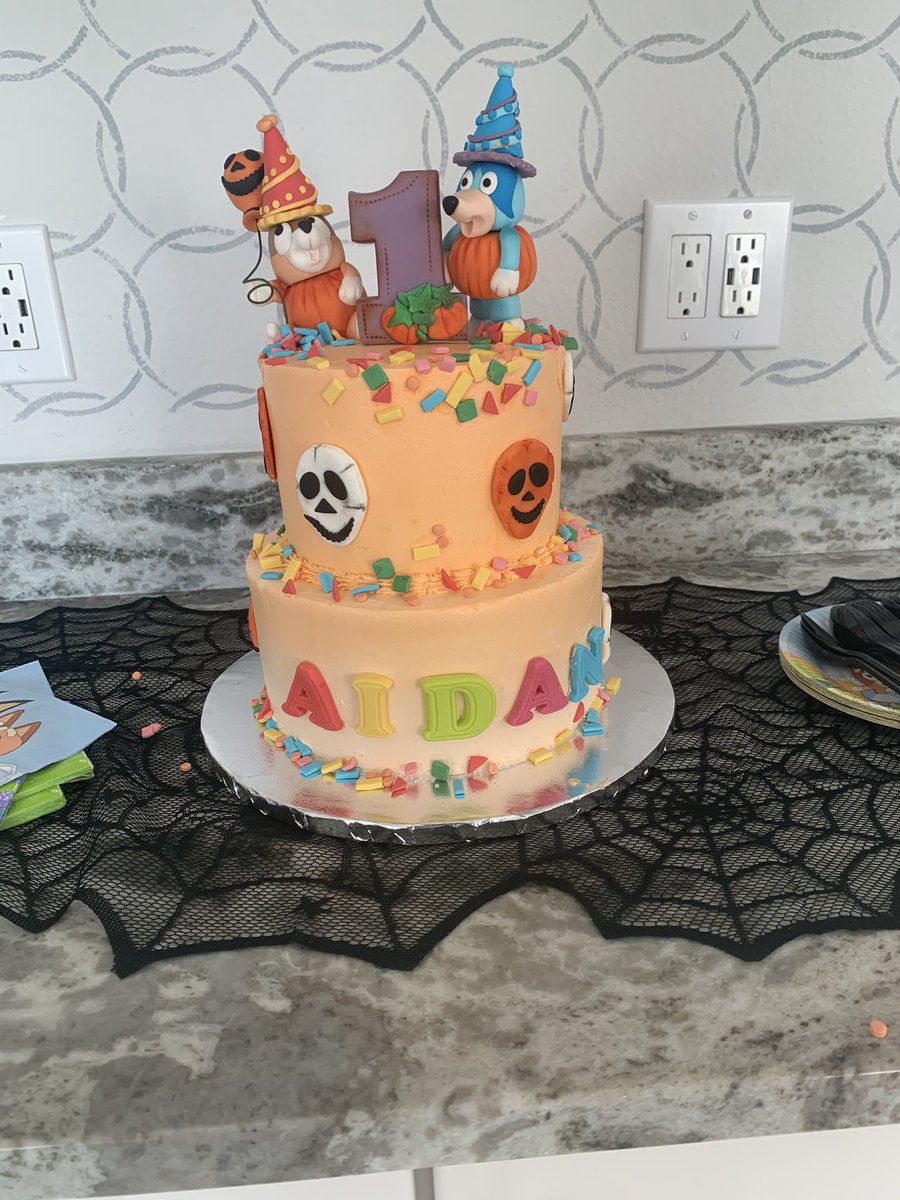 350BakeHouseCo's tweet photo. Happy Birthday Aidan 🎃🥳

Hashtags: 
#surlatable #makemore #BlackOwnedBusiness #baking #bake #blueycake #bluey #snack #bakingproject #recipe #recipes #recipeinspo #halloween #fondant #treatyoself #homemade  #cake #homemade #culinarytravel #pastrychef https://t.co/AsNcWTpcMv