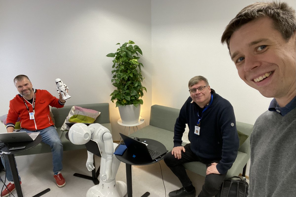 LassiFI's tweet photo. Robotit iskussa chatbot & robotics -kurssin alkuun. Virtuaalisesti tänään. 15.11 Hackathonissa fyysisesti paikalla.
#rpa #zapier #uipath #flowxo #pepper #bba #virtuallearning #laureadigital https://t.co/4Sdz1w83Og
