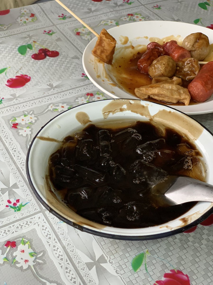 YILOVEY's tweet photo. ถ้าถามว่าคิดถึงอะไรที่สุดในเชียงใหม่นะเหร��� ตอบได้เลยว่าลูกชิ้นทอดกับเฉาก๊วยหอแพทย์😭😭 เฉาก๊วยนิ่มๆหวานน้อยหอมสดชื่น #ทีมมช https://t.co/wvpwkJdskJ