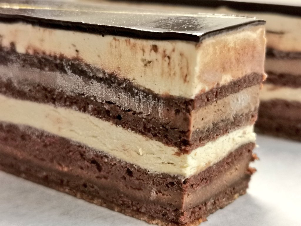 Who doesn't love an opera? Remember that if you're struggling with staff shortages in your kitchen, I make bespoke high quality desserts for restaurants. DM for enquiries. RTs greatly appreciated. 🙏
