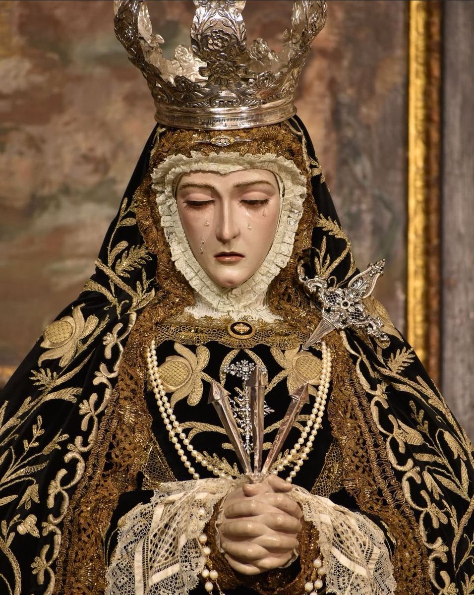 La <a href="/Hdad_ChiasGR/">Soledad y Descendimiento</a> decidirá poco antes de las 17 PM si mantiene la procesión de Rosario vespertino prevista por su barrio o si lo hace por el claustro del Monasterio de San Jerónimo
🎶 Irá acompañada de <a href="/CMCristodelaPaz/">CM Cristo de la Paz</a>
📸 <a href="/elbarcodemaria/">El Barco de María</a> La Dolorosa vestida por <a href="/FranciscoGarvi/">Francisco Garví</a>