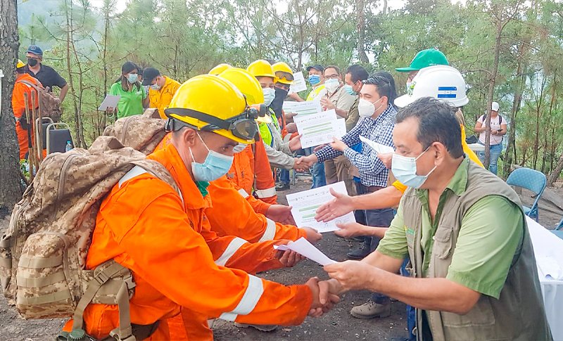 elpaishn's tweet photo. En prevención y combate de incendios, certifican a 50 Amigos Municipales Forestales https://t.co/bp6UFynlGr https://t.co/MG157EO32w