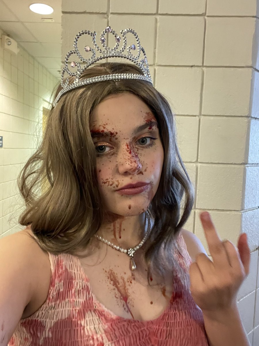 kadepot's tweet photo. happy halloween 🔪🩸 https://t.co/Dih3DXXVYq