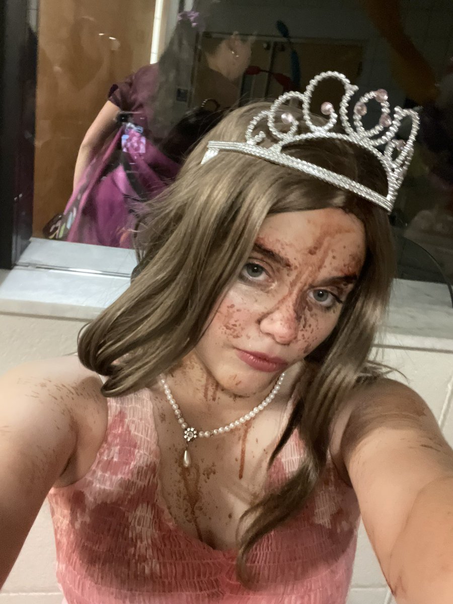 kadepot's tweet photo. happy halloween 🔪🩸 https://t.co/Dih3DXXVYq