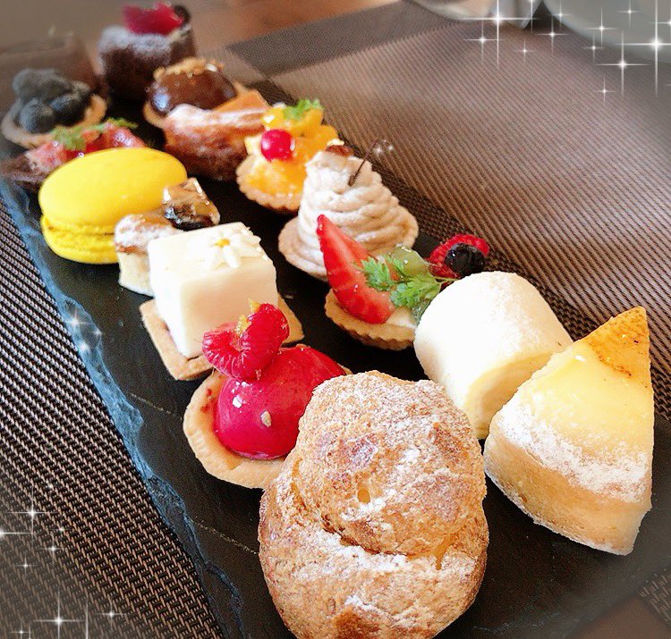lakimemobook's tweet photo. 【10月✴︎まとめ】
またしても読了は２冊だけ…でもどちらも濃かったなぁ✨

緊急事態宣言が解除になり8名さまで集まっちゃった☆
お友だちとのランチ会はとっても貴重な時間でした✨

アニマル柄のネイルは深いグリーンと相性抜群✨
多忙で疲れ気味だけどmyネイル好評につきご機嫌ﾃﾞｽ(๑˃̵ᴗ˂̵)☆ https://t.co/vutjCrpodL
