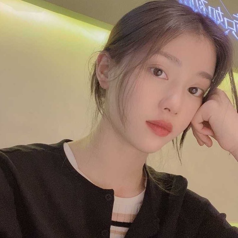 xynfeed's tweet photo. these pre-debut xiaoyeon selcas
#DAYEON #XIAOTING #KEP1ER https://t.co/NJ9NoTEXLL