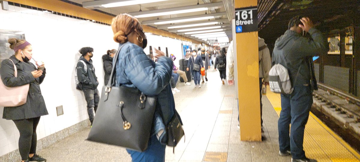 BigeyesWorld's tweet photo. @MTA rates are not going down but the trains are just getting worst. Waiting for 20 min at 161 Yankee stadium... what a shame https://t.co/CVv74WvDPo