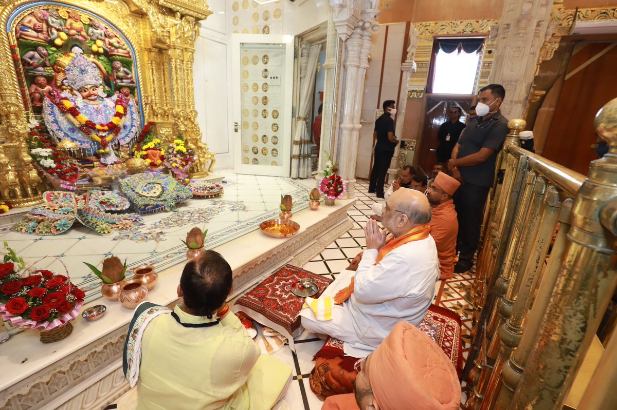 AmitShah's tweet photo. आज सारंगपुर में श्री कष्टभंजनदेव हनुमानजी मंदिर में महाराजाधिराज के दर्शन कर पूजा अर्चना करने का परम सौभाग्य मिला।

આજે સાળંગપુરના શ્રી કષ્ટભંજનદેવ હનુમાન મંદિરમાં મહારાજાધિરાજ હનુમાન દાદા ના દર્શન કરી પૂજા-અર્ચના કરવાનું પરમ સૌભાગ્ય મળ્યુ. https://t.co/eOMwctw6gs