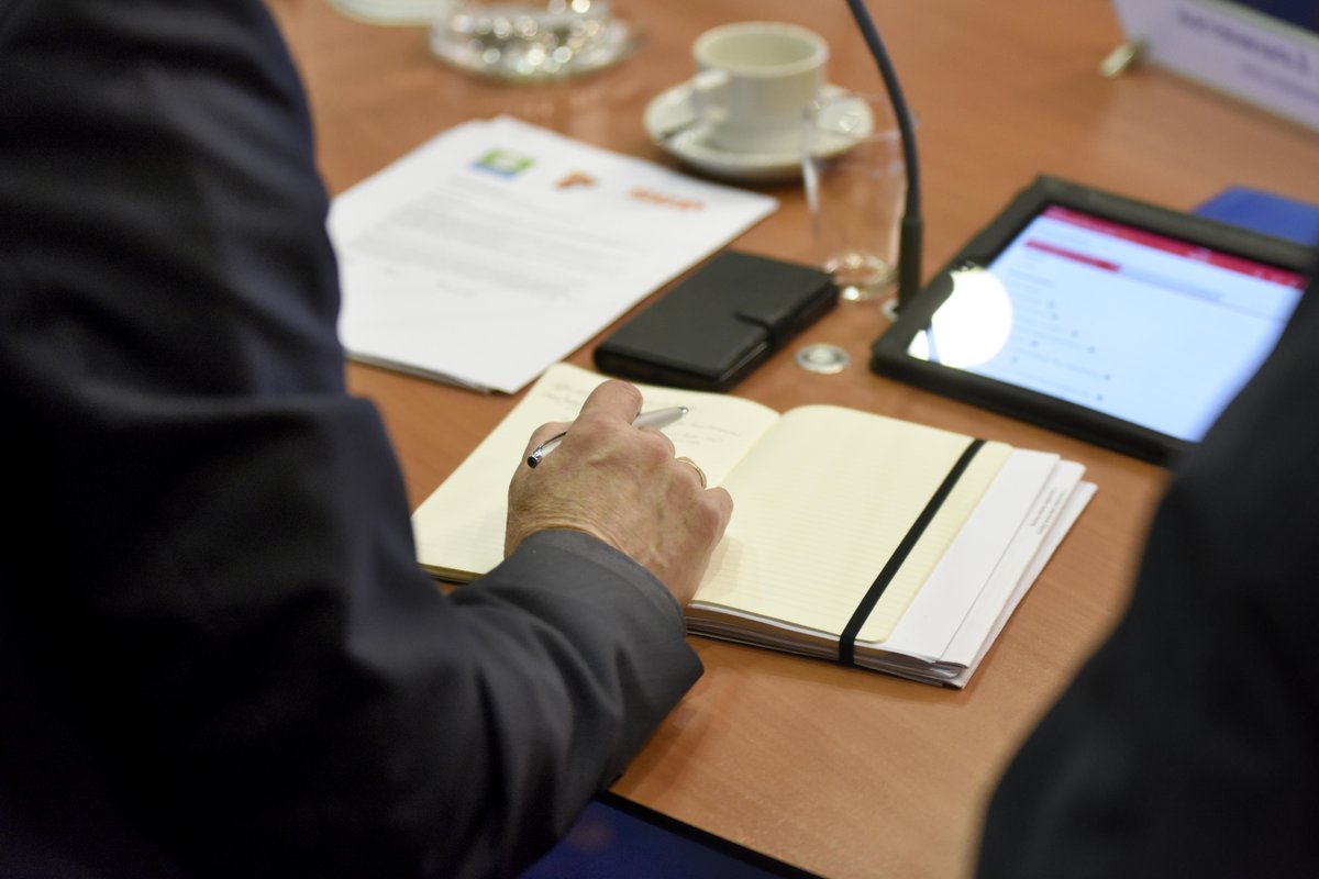 🤷‍♀ Gemeente saai? Verkiezingen saai? Welnee! 🔍 Bij de griffie zijn we op zoek naar een stagiair communicatie óf bestuurskunde voor 24 - 32 uur per week ➡️ Nieuwsgierig? Klik hier voor meer informatie: bit.ly/3Gyp4rk #gemeenteraad #Ermelo #stage