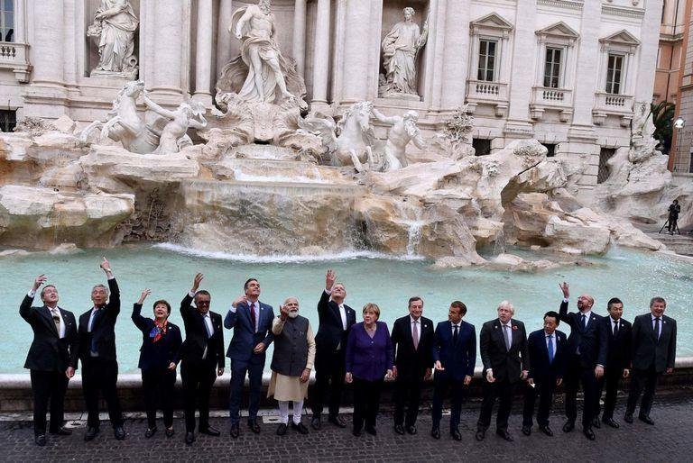 4ndyWS's tweet photo. El faltazo de Fernández y Fabiola a los encuentros informales del G-20 en la Fontana di Trevi y en el Coliseo porque estaban "cansados" es bochornoso. Cuando lo lideramos, Macri tuvo +200 reuniones y Juliana recibió como pocas a las demás primeras damas, otro mundo. https://t.co/dtUTey00wc