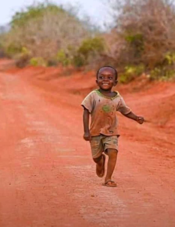 Kamoste_M's tweet photo. A legend going Home in the Evening After he was sent to buy sugar in the Morning 😂😁 https://t.co/SqjcKzNGfn