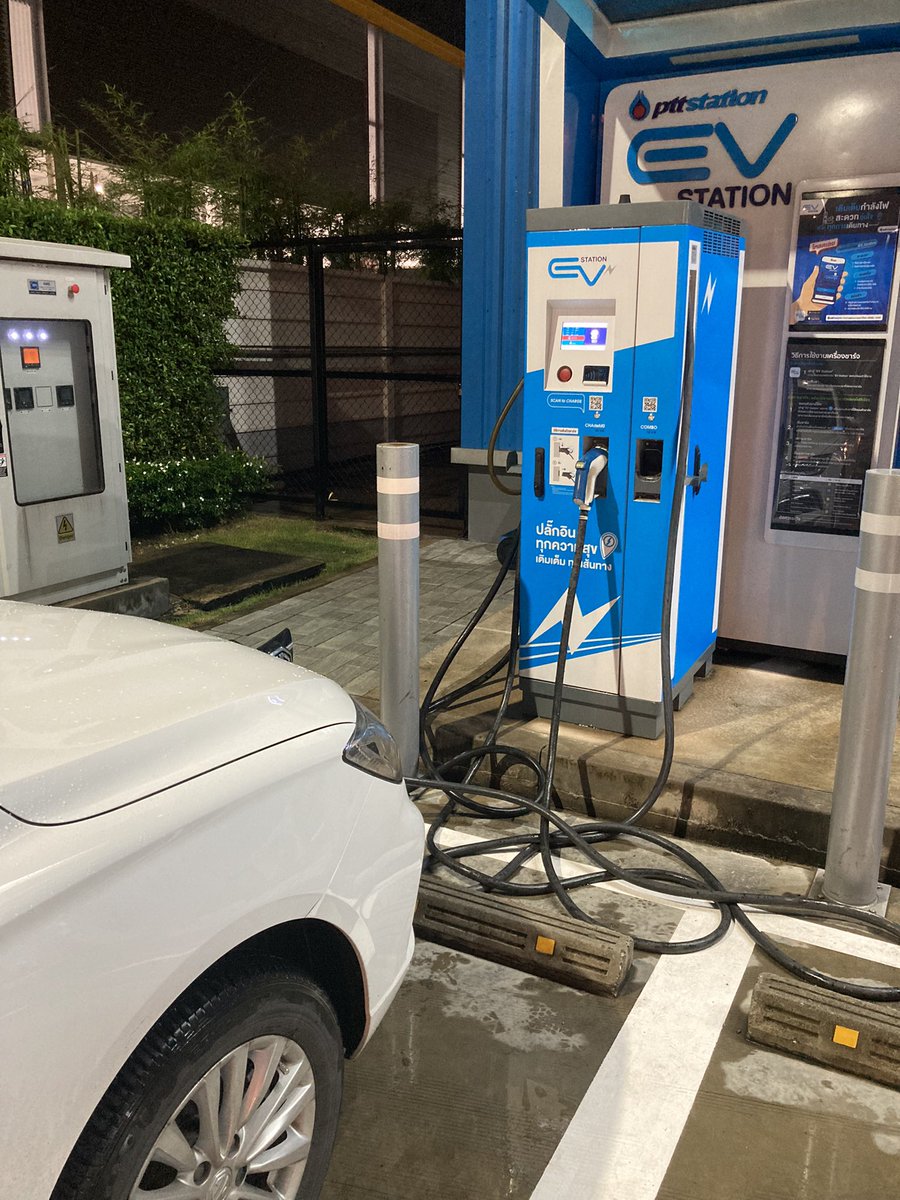 issarar's tweet photo. มาชาร์จไฟฟรีที่ EV Station ในปั๊ม ปตท วงแหวนกาญจนาครับ เป็นการชาร์จเร็วไฟกระแสตรง DC Fast Charge ตู้นี้ให้ไฟออกมาได้ประมาณ 48.7 kW (412 volt, 118 amp) แต่มันจะชาร์จเร็วจนแบตเราเต็มที่ 80% นะครับหลังจากนั้นจะชาร์จช้าลงค่อยๆอัดไฟจนเต็ม #EV #ยานยนต์ไฟฟ้า #ThaiEV #EvThai https://t.co/TgizRGr4dJ