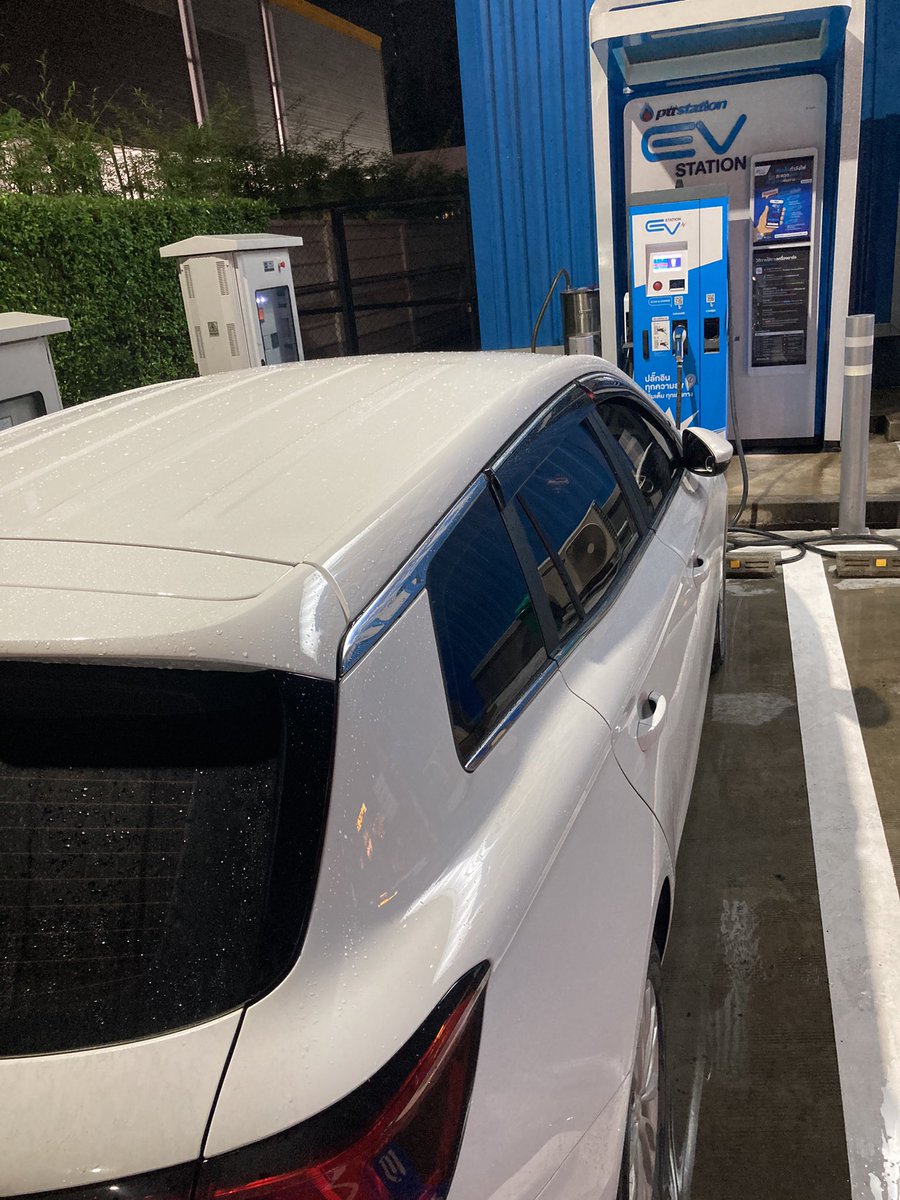 issarar's tweet photo. มาชาร์จไฟฟรีที่ EV Station ในปั๊ม ปตท วงแหวนกาญจนาครับ เป็นการชาร์จเร็วไฟกระแสตรง DC Fast Charge ตู้นี้ให้ไฟออกมาได้ประมาณ 48.7 kW (412 volt, 118 amp) แต่มันจะชาร์จเร็วจนแบตเราเต็มที่ 80% นะครับหลังจากนั้นจะชาร์จช้าลงค่อยๆอัดไฟจนเต็ม #EV #ยานยนต์ไฟฟ้า #ThaiEV #EvThai https://t.co/TgizRGr4dJ