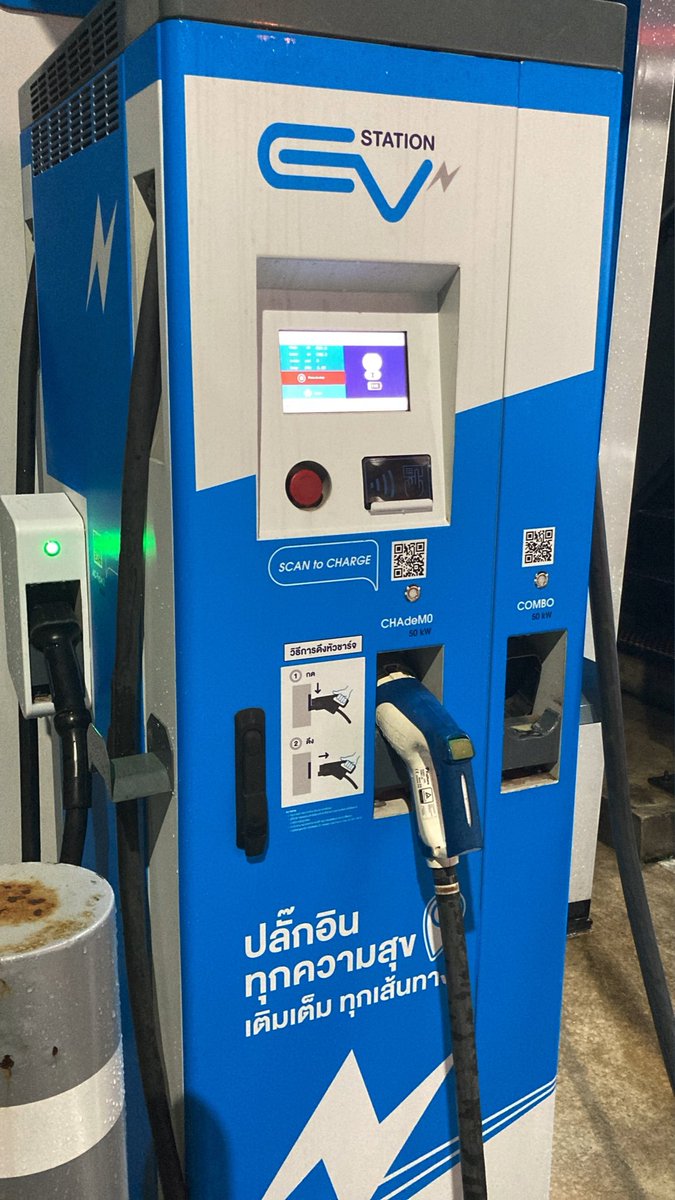 issarar's tweet photo. มาชาร์จไฟฟรีที่ EV Station ในปั๊ม ปตท วงแหวนกาญจนาครับ เป็นการชาร์จเร็วไฟกระแสตรง DC Fast Charge ตู้นี้ให้ไฟออกมาได้ประมาณ 48.7 kW (412 volt, 118 amp) แต่มันจะชาร์จเร็วจนแบตเราเต็มที่ 80% นะครับหลังจากนั้นจะชาร์จช้าลงค่อยๆอัดไฟจนเต็ม #EV #ยานยนต์ไฟฟ้า #ThaiEV #EvThai https://t.co/TgizRGr4dJ