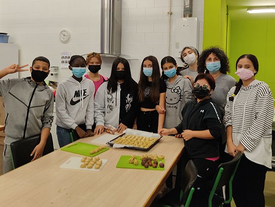 A l'aula d'acollida gaudim de la tardor i les seves festes. Hem fet panellets, hem menjat moniatos i torrat castanyes. Visca la tardor!