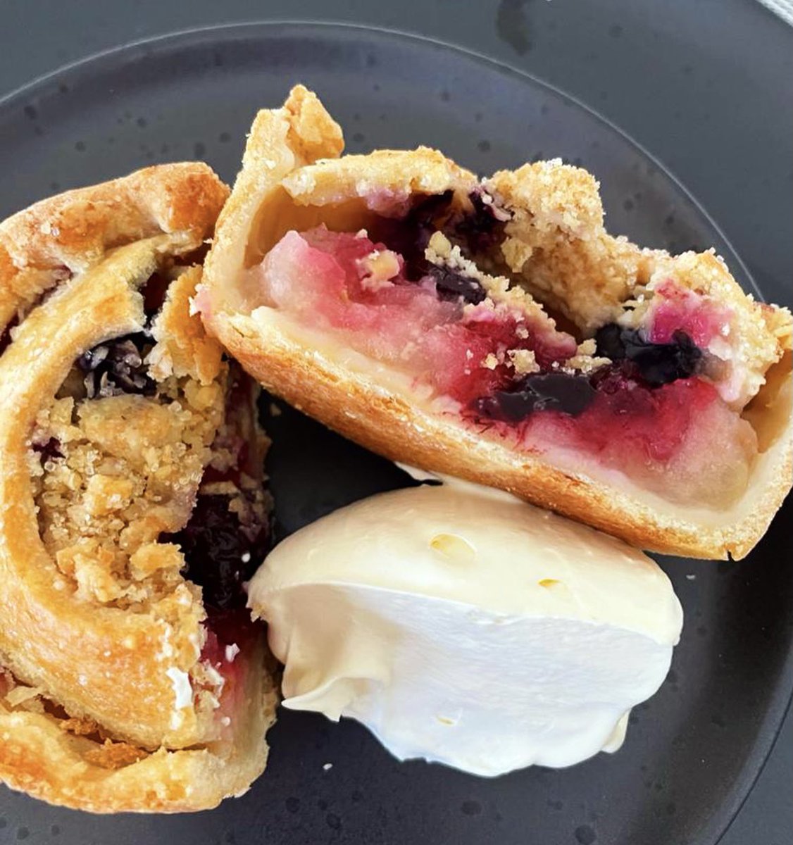 Our Apple and blueberry crumble pies are the perfect post-roast dessert! 🍎🫐❄️(Only available at Dagfields farm shop.)