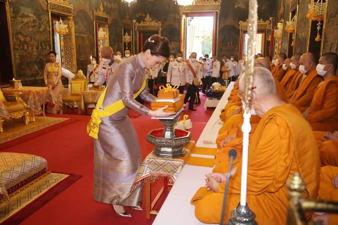 1st_Army_Area's tweet photo. เมื่อเวลา 16.45 น. วันที่ 1 พฤศจิกายน พระบาทสมเด็จพระเจ้าอยู่หัว ทรงพระกรุณาโปรดเกล้าฯ ให้ สมเด็จพระนางเจ้าฯ พระบรมราชินี เสด็จพระราชดำเนินแทนพระองค์ถวายผ้าพระกฐิน พุทธศักราช 2564 ณ วัดราชประดิษฐสถิตมหาสีมาราม 
ขอขอบคุณ:มติชน
#ถวายผ้าพระกฐิน
#ทรงพระเจริญ
https://t.co/3qAi4u6WID https://t.co/jM2CFxhobl