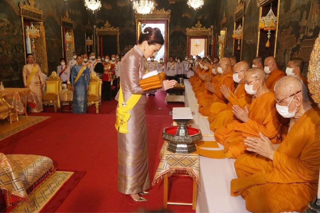 1st_Army_Area's tweet photo. เมื่อเวลา 16.45 น. วันที่ 1 พฤศจิกายน พระบาทสมเด็จพระเจ้าอยู่หัว ทรงพระกรุณาโปรดเกล้าฯ ให้ สมเด็จพระนางเจ้าฯ พระบรมราชินี เสด็จพระราชดำเนินแทนพระองค์ถวายผ้าพระกฐิน พุทธศักราช 2564 ณ วัดราชประดิษฐสถิตมหาสีมาราม 
ขอขอบคุณ:มติชน
#ถวายผ้าพระกฐิน
#ทรงพระเจริญ
https://t.co/3qAi4u6WID https://t.co/jM2CFxhobl
