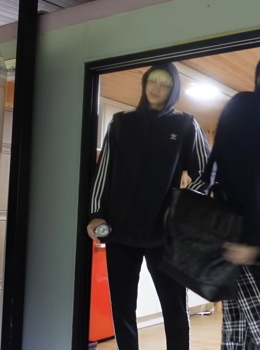 comebacktxt's tweet image. 문짝만한게 아님
문짝보다 큰거였음