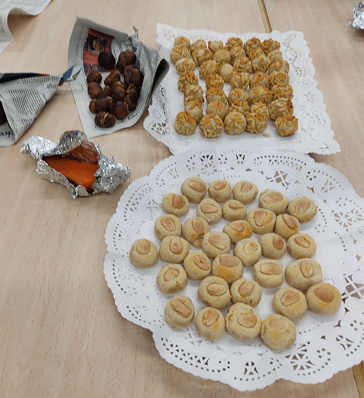 inscoromines's tweet photo. A l'aula d'acollida gaudim de la tardor i les seves festes. Hem fet panellets, hem menjat moniatos i torrat castanyes. Visca la tardor! https://t.co/1Rl4Wz45Mo