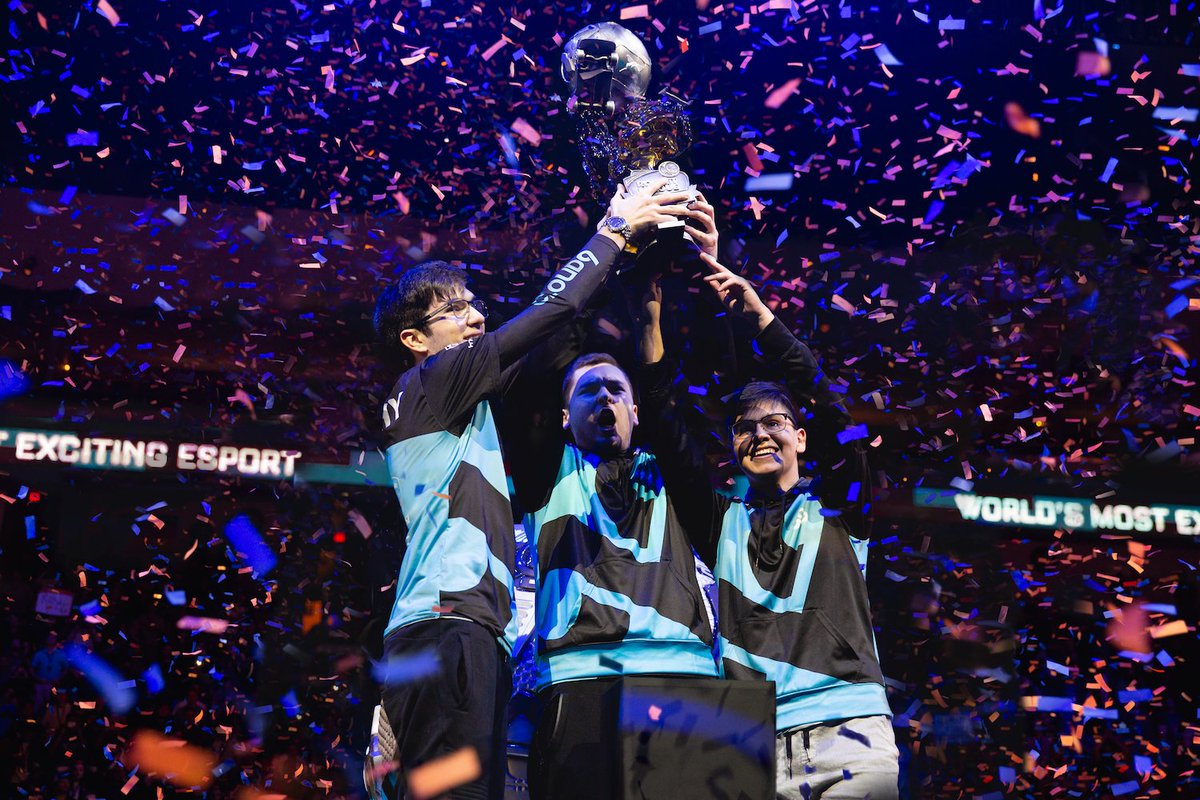 RocketBaguette's tweet photo. ⌛ #TimeMachineRB
11.11.2018

Il y a 3 ans jour pour jour, @Cloud9 (@SquishyMuffinz @Gimmickrl &amp; @Torment) remportait les #RLCS Saison 6 à Las Vegas en battant @dignitas 🏆
La fin d'un règne légendaire...

📸 @RLEsports https://t.co/zL8P4rKJMQ