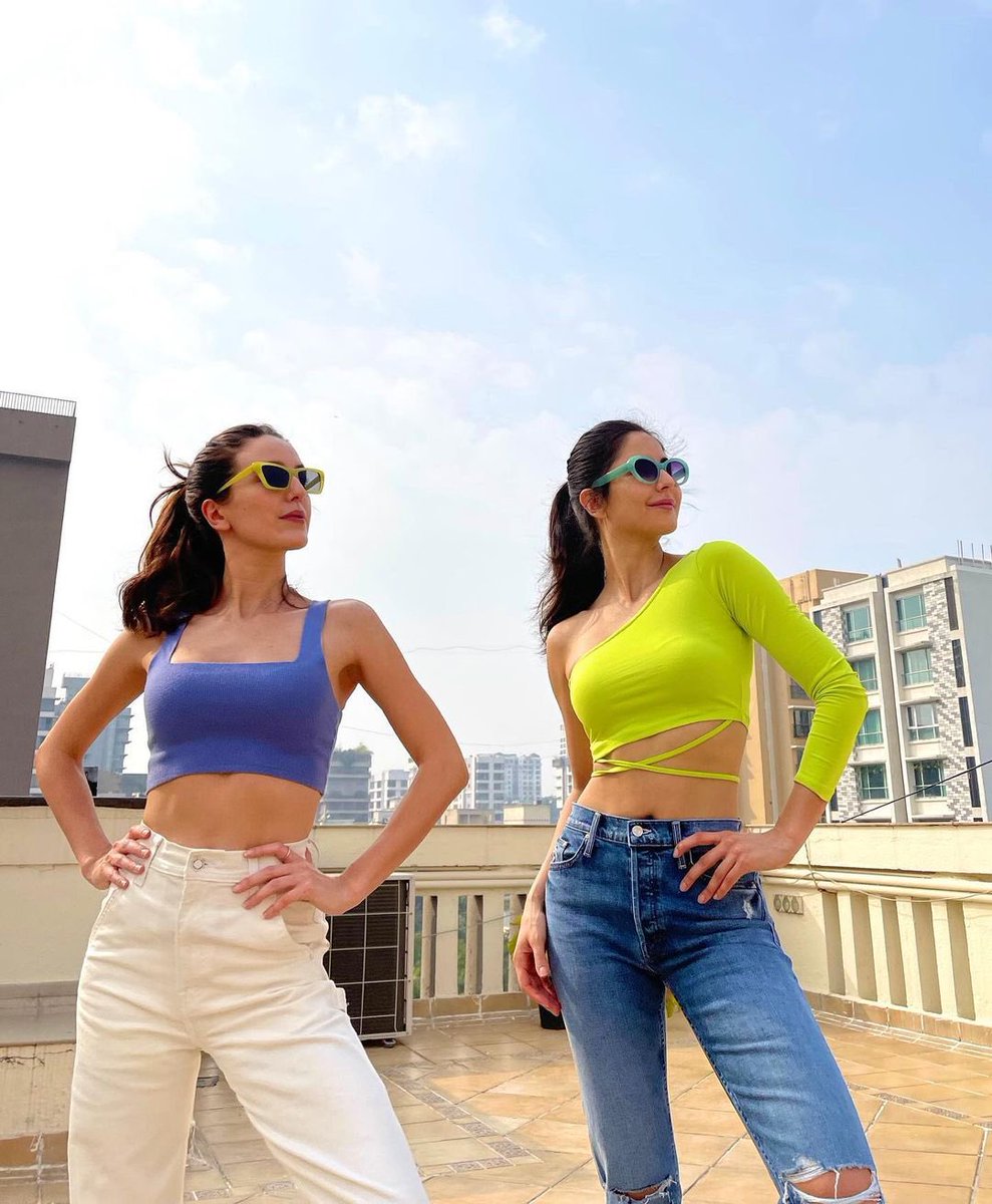 katrin_kay's tweet photo. #katrinakaif 
Side Wala Swag 👯‍♀️ #waitingposeforsooryavanshi IN cinemas Nov 5 th 🍿 🪔 https://t.co/WboTlNRUzw