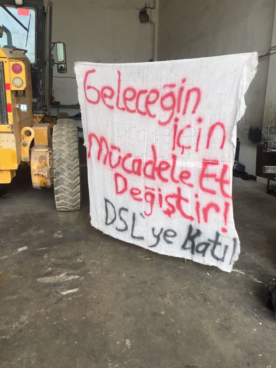 DSL_Medya's tweet photo. 📌Urfa Merkezden pankartımızla ve yazılamalarımızla sesleniyoruz!

Senelerce okul okumanın karşılığı olarak geleceksiz, güvencesiz bir yaşam istemiyoruz. Özgür ve sınıfsız bir gelecek mümkün!

🚩Geleceğin İçin Mücadele Et,
Devrimci Sosyalist Liselilere katıl✌ https://t.co/j7icy1znZu