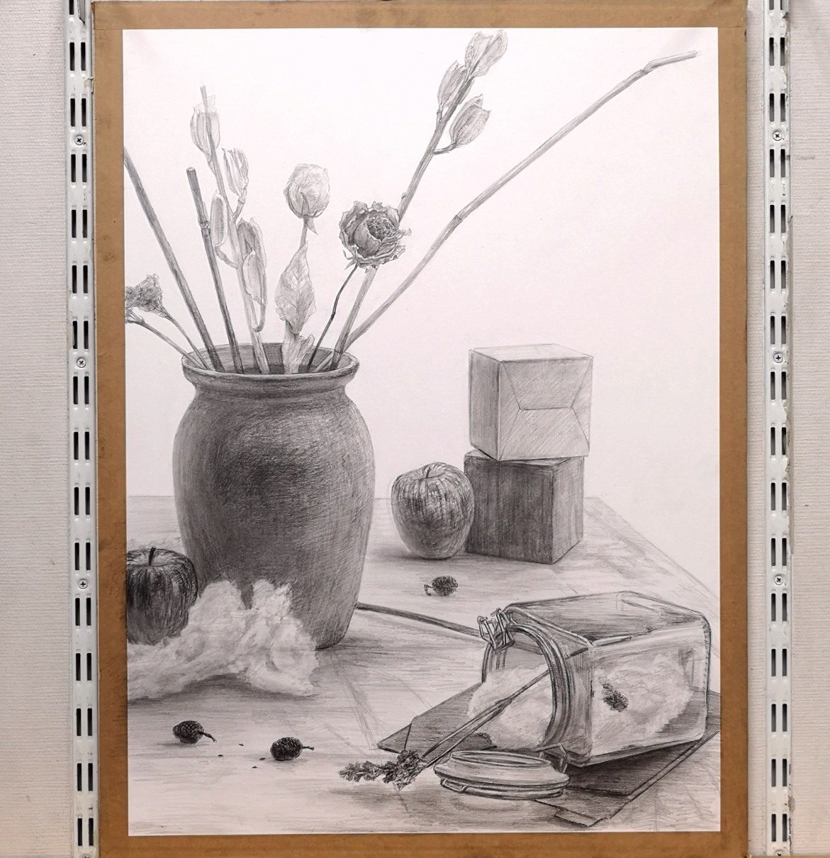 お絵描き練習中こーすけ ドライフラワーと壺とガラス瓶とリンゴと角材と段ボールと綿 静物デッサン 白象紙 P 11時間 講評 個々のモチーフの描き込みや関係性は良い 花も手前と奥の差が分かる しかし花の広がり方が弱かったり綿があまり画面に入っ お絵描き練習中こーすけ ドライフラワーと壺とガラス瓶とリンゴと角材と段ボールと綿 静物デッサン 白象紙 P 11時間 講評 個々のモチーフの描き込みや関係性は良い 花も手前と奥の差が分かる しかし花の広がり方が弱かったり綿があまり画面に入っ