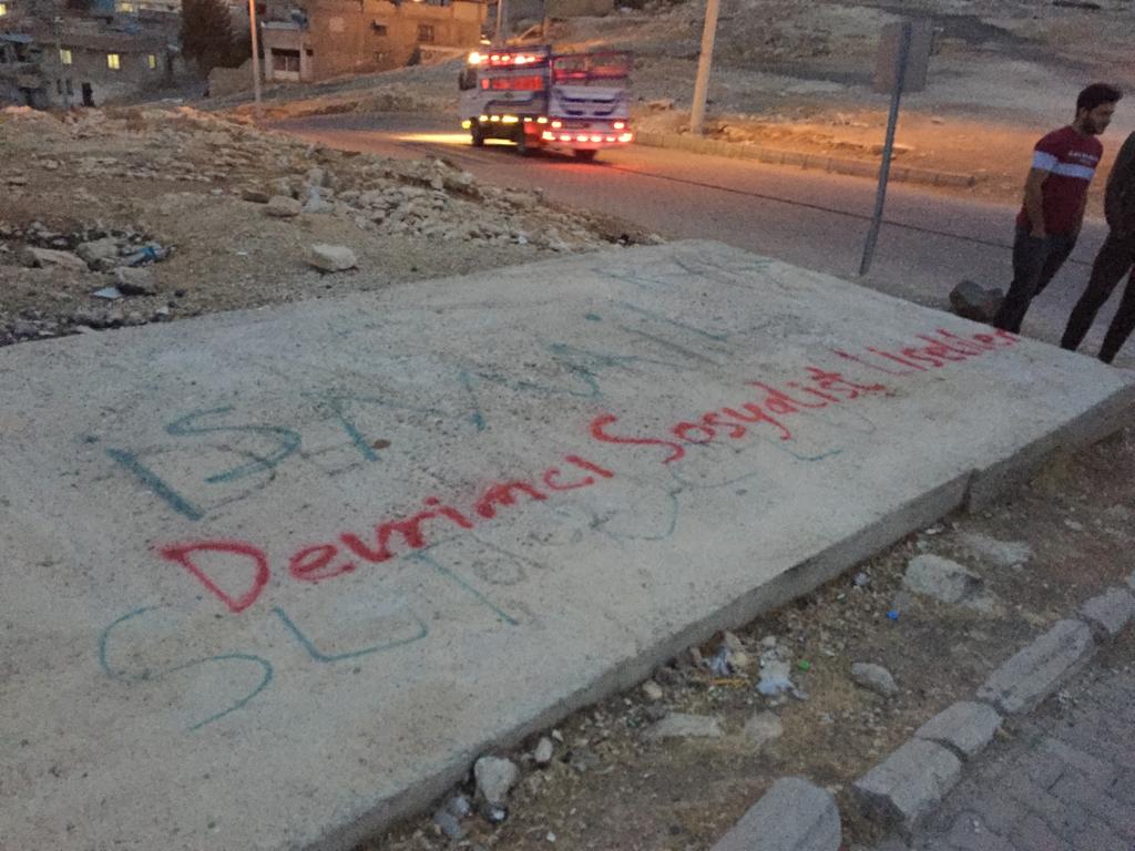 DSL_Medya's tweet photo. 📌Urfa Merkezden pankartımızla ve yazılamalarımızla sesleniyoruz!

Senelerce okul okumanın karşılığı olarak geleceksiz, güvencesiz bir yaşam istemiyoruz. Özgür ve sınıfsız bir gelecek mümkün!

🚩Geleceğin İçin Mücadele Et,
Devrimci Sosyalist Liselilere katıl✌ https://t.co/j7icy1znZu