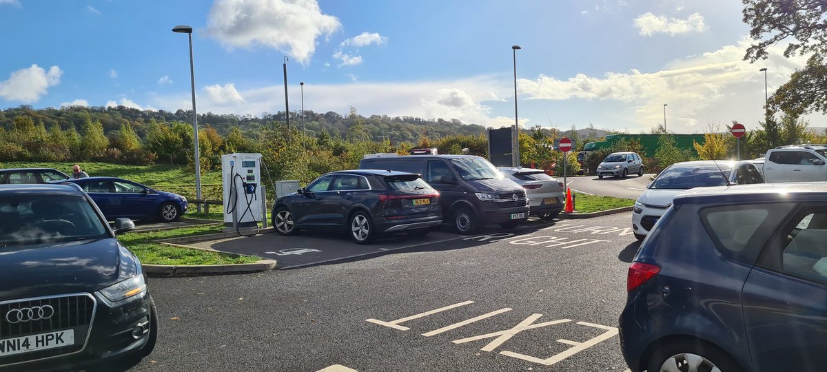 StephensGeorge1's tweet photo. Need some more chargers at Gloucester services both North and South on the M5 @GRIDSERVE_HQ always seem to be taken during the day. https://t.co/wtm2ZKX2pa