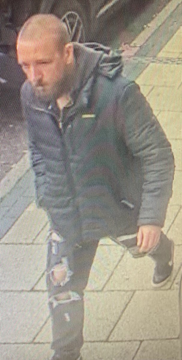 HertsPolice's tweet photo. 🚨 Do you recognise this man? He might be able to help our enquiries into a theft in #StAlbans. Between 12.30pm &amp; 12.45pm on Thurs 21 Oct, a cardholder/purse was stolen in Greggs in St Peter’s Street. Call 101 or email PC Hammond at lee.hammond@herts.police.uk quoting 41/81130/21 https://t.co/peSUWVSNJo