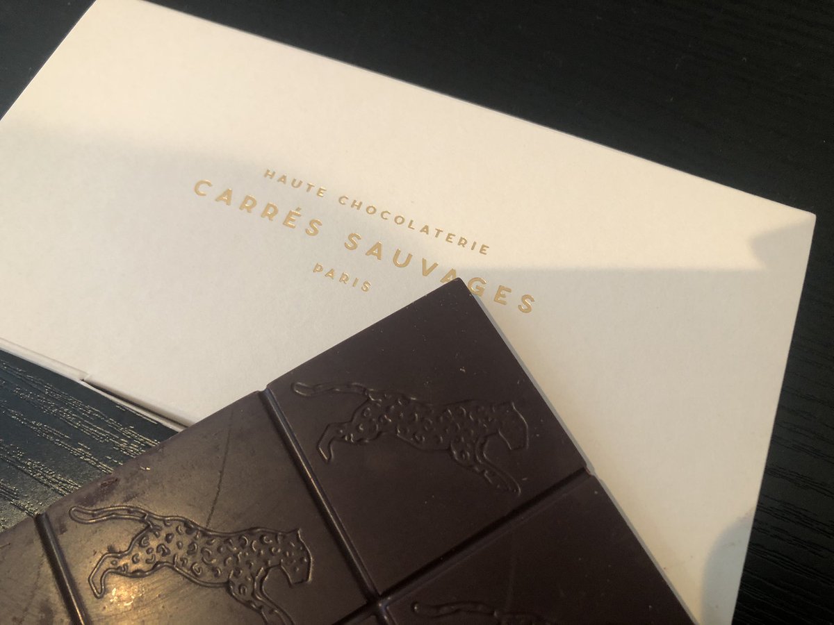 sonoko_2222's tweet photo. サロショで見つけた美味しいショコラティエ。頼みの綱のGoogleマップで口コミ無しで、試食してから購入（後で調べたらまだオンライン販売だけのお店）プレーンは勿論美味しくて、でもミルク感強めなのも好きだからcow milkのも購入。CBD、ビタミン入りもあり、パケの可愛さも流石女性創業者ブランド👏 https://t.co/jJoKP8mGbN
