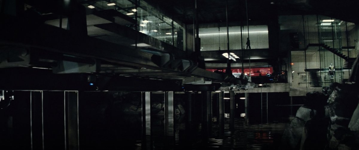 ClarkJoeDCEU's tweet photo. A new week, a new installment of the DC lore references in #BatmanvSuperman! Time for the scene Everything’s Changed, one of my favorite ones. And this is a special one because I get to talk about Jeremy Iron’s Alfred, one of my favorite characters. Thread below! https://t.co/KJPqNy04gD