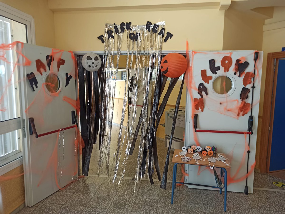CeipLoma's tweet photo. Como cada año Halloween llega a nuestro colegio y se llena de decoraciones terroríficas que tanto nos divierten. Aquí podemos ver una muestra de las actividades que se han hecho en esta fecha tan señaladas desde infantil, aula TEA y primaria. https://t.co/VDVN3cZxYy