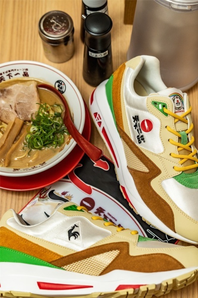 fashionpressnet's tweet photo. ルコック スポルティフ×天下一品「ラーメン」着想限定スニーカー、こってりスープ色＆鶏ガラロゴ - https://t.co/ft7XCRNZUv https://t.co/PkZnoDaiy4