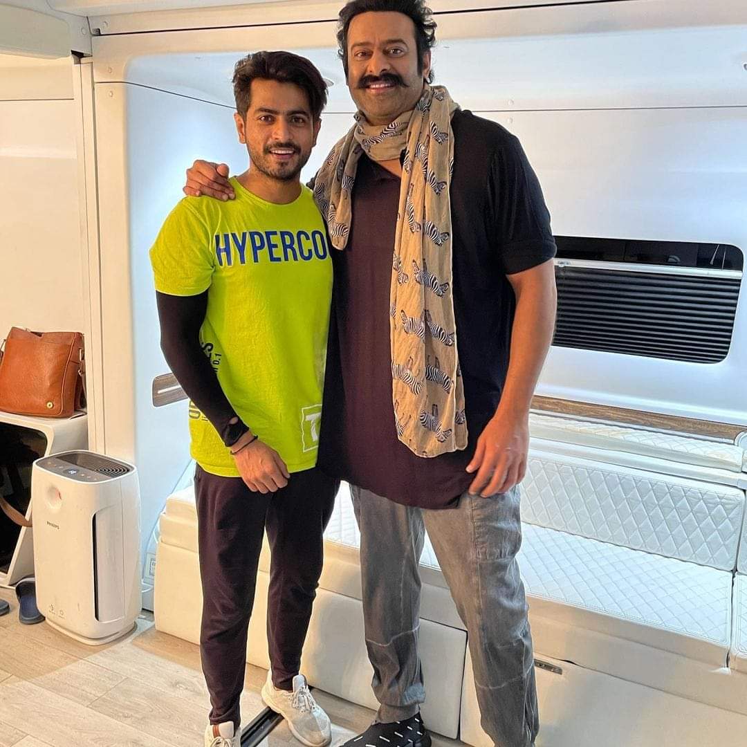 MediaYouwe's tweet photo. Latest Click of our Darling #Prabhas with a crew member from the #Adipurush sets! ❤️

#Prabhas #RadheShyam https://t.co/Xd698JnIwb