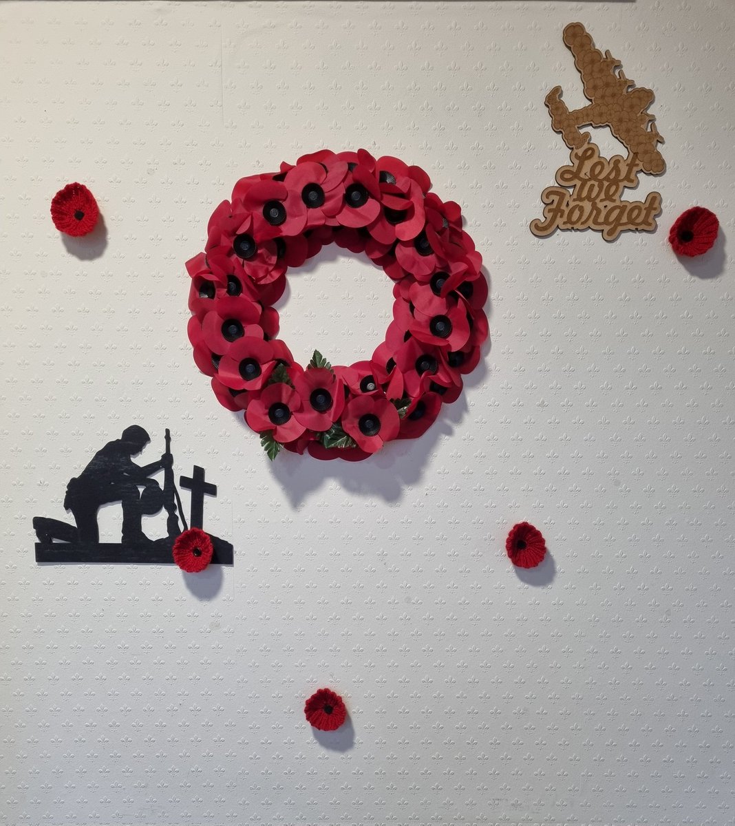 amraw2302's tweet photo. A simple tribute of remembrance in November.
We will remember them. #LestWeForget #November #Holdsworth's #Wibsey #RemembranceDay @pooledan30 https://t.co/AaGHRkANUl