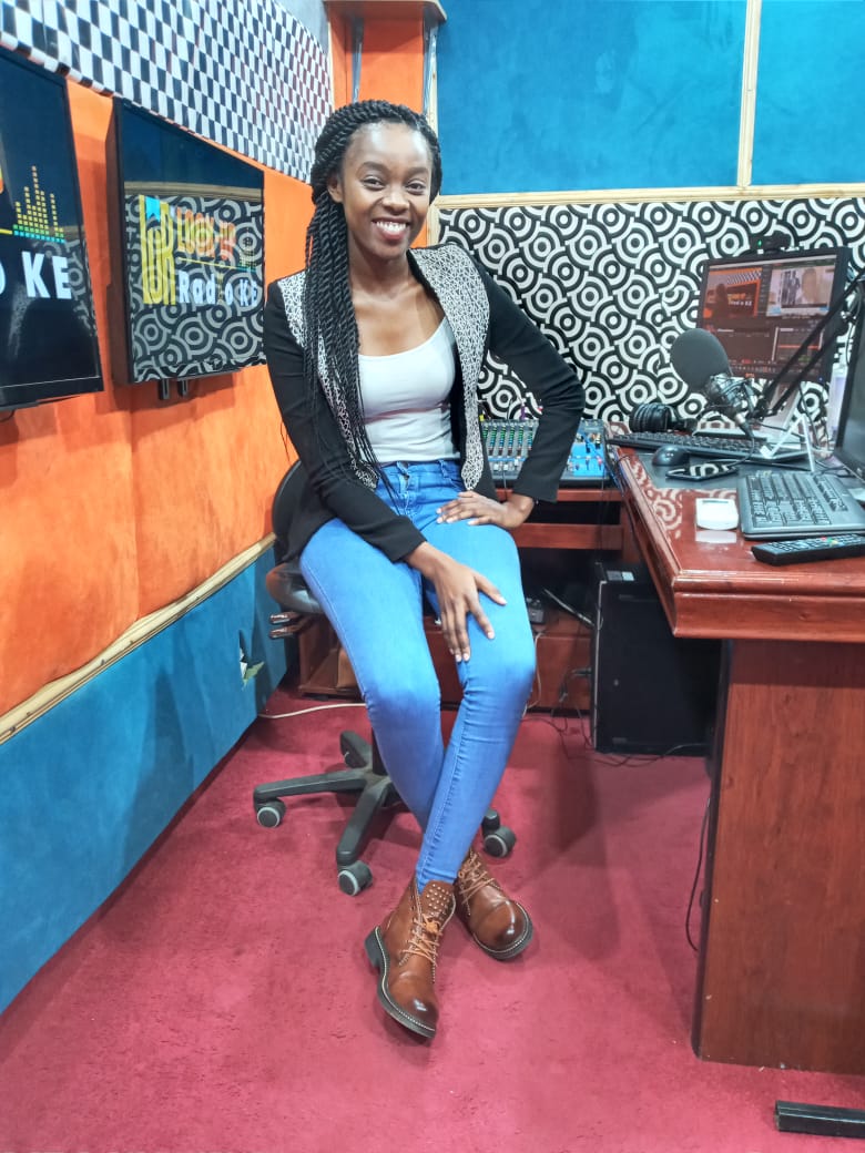 Wassup Wassup😃😃!!! as we all welcome the new Month #LookUpRadioKE invites you to today's talk on #letstalkwithdolly as we look into 'Color me Confident'
Dolly Fridah Official   Muguru Kimani Mugus 
Live stream:fb.watch/8-lDEiUeKE/