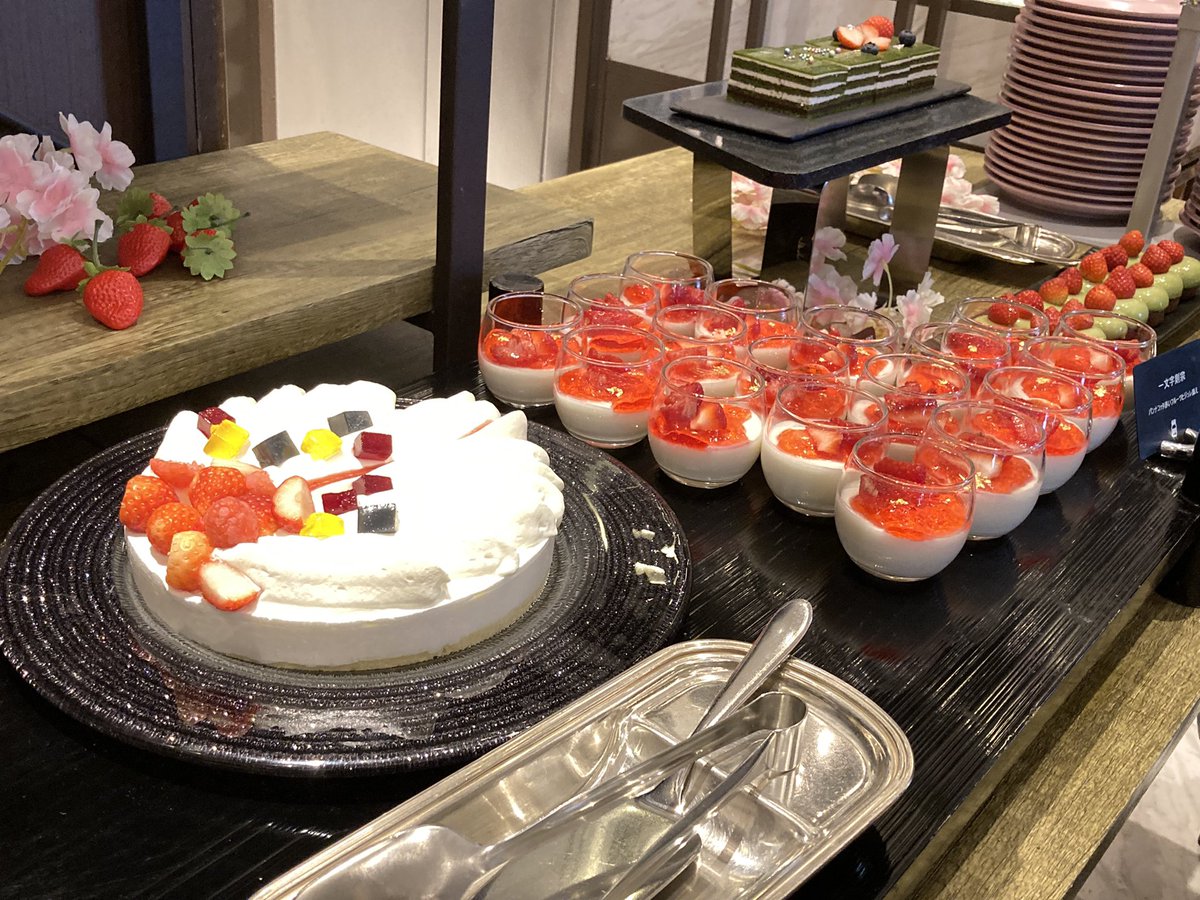 すずか ヒルトンの刀剣乱舞コラボビュッフェ行ってきましたー ビュッフェ台のお写真タイムあったのでホールとかも撮れて良かったです