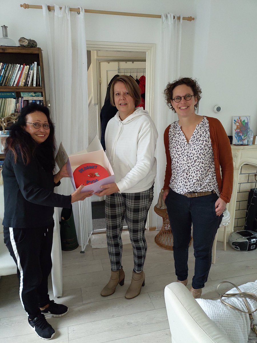 De PvdA Zutphen - Warnsveld heeft de rode taart uitgereikt aan Sjaan van den Broeke omdat zij zo veel goed werk verricht door mensen -jong en oud - in Waterkwartier hulp aan te bieden die ze anders wellicht niet zouden accepteren #vrijwilliger #zutphen #waterkwartier #PvdA