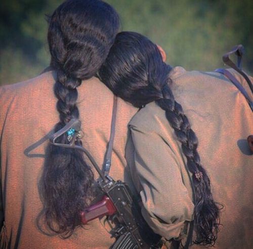 Bnav31016375's tweet photo. Dengê axînekê ji dilê min tê, bi hevaltiya hevalan re ez fêrî axînkişandine bûm. Hinek heval ji min re bûn mamosteyên jiyanê. Ez fêrkirim ku bi pênûsa hevaltiyê jiyanê neqişbikim.
#Can_Deryan https://t.co/Wx6z5pJD42