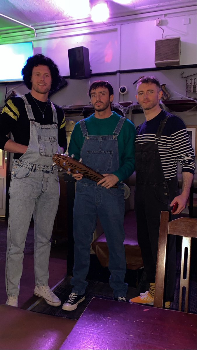 TWPERFORMANCE_'s tweet photo. is there a better place on a Sunday than the horseshoe bar? Definitely not! #thepunks #warriors https://t.co/99acrAX5P2