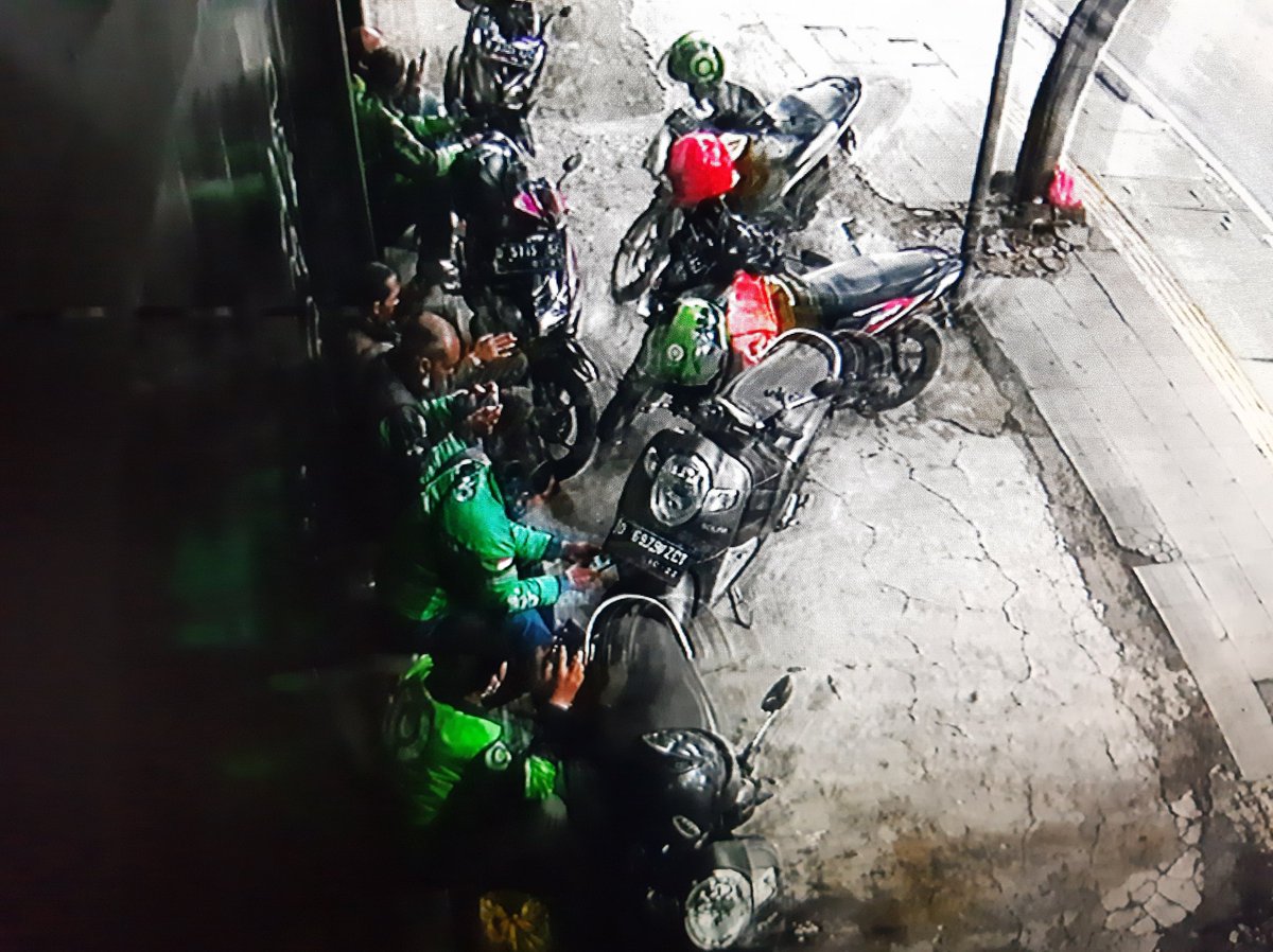 RobbySure's tweet photo. Kadang saya bingung sama aplikasi @gojekindonesia. Pesen makanan dari mal di seberang jarak gak sampe 200m. Trus gak dapet gojek tulisannya no driver. Padahal di depan rumah saya gojek yg nongkrong tampak seperti di foto. https://t.co/vwYov569pn