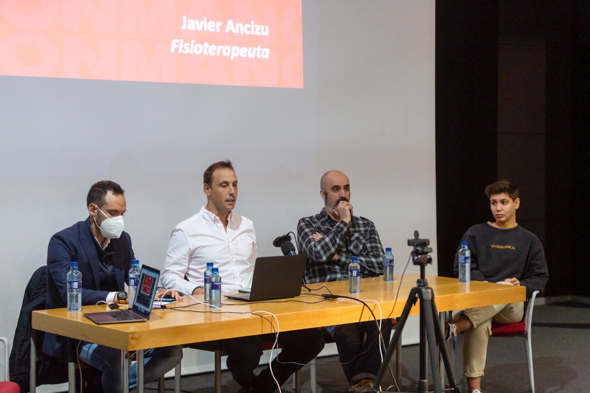 cizu10's tweet photo. Muchas gracias @ClinicGijon por invitarme al I Clinic Handball Coach @UnicajaBanco para realizar una ponencia sobre la prevención de lesiones de hombro en el #balonmano.
Os dejo el enlace para que la veáis:
A partir de: 1h10min. 
🔗 https://t.co/n67smyv8Xs https://t.co/hxP5QnsuWX