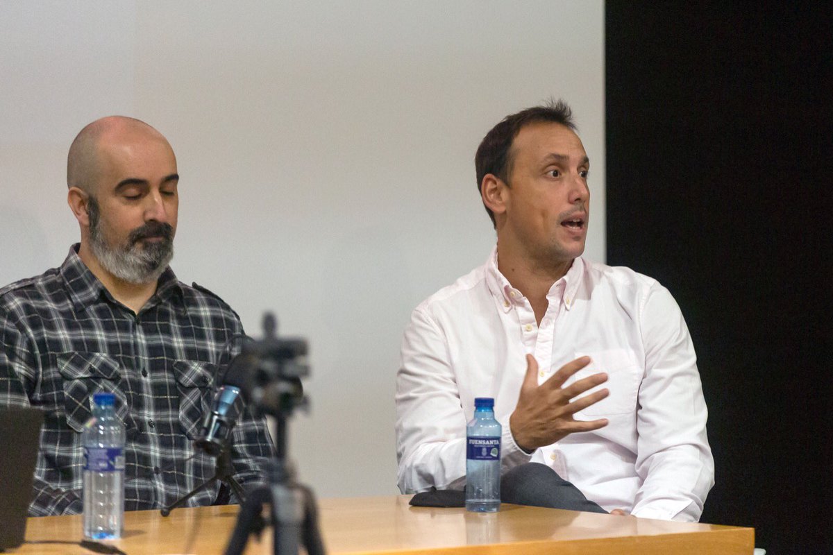 cizu10's tweet photo. Muchas gracias @ClinicGijon por invitarme al I Clinic Handball Coach @UnicajaBanco para realizar una ponencia sobre la prevención de lesiones de hombro en el #balonmano.
Os dejo el enlace para que la veáis:
A partir de: 1h10min. 
🔗 https://t.co/n67smyv8Xs https://t.co/hxP5QnsuWX