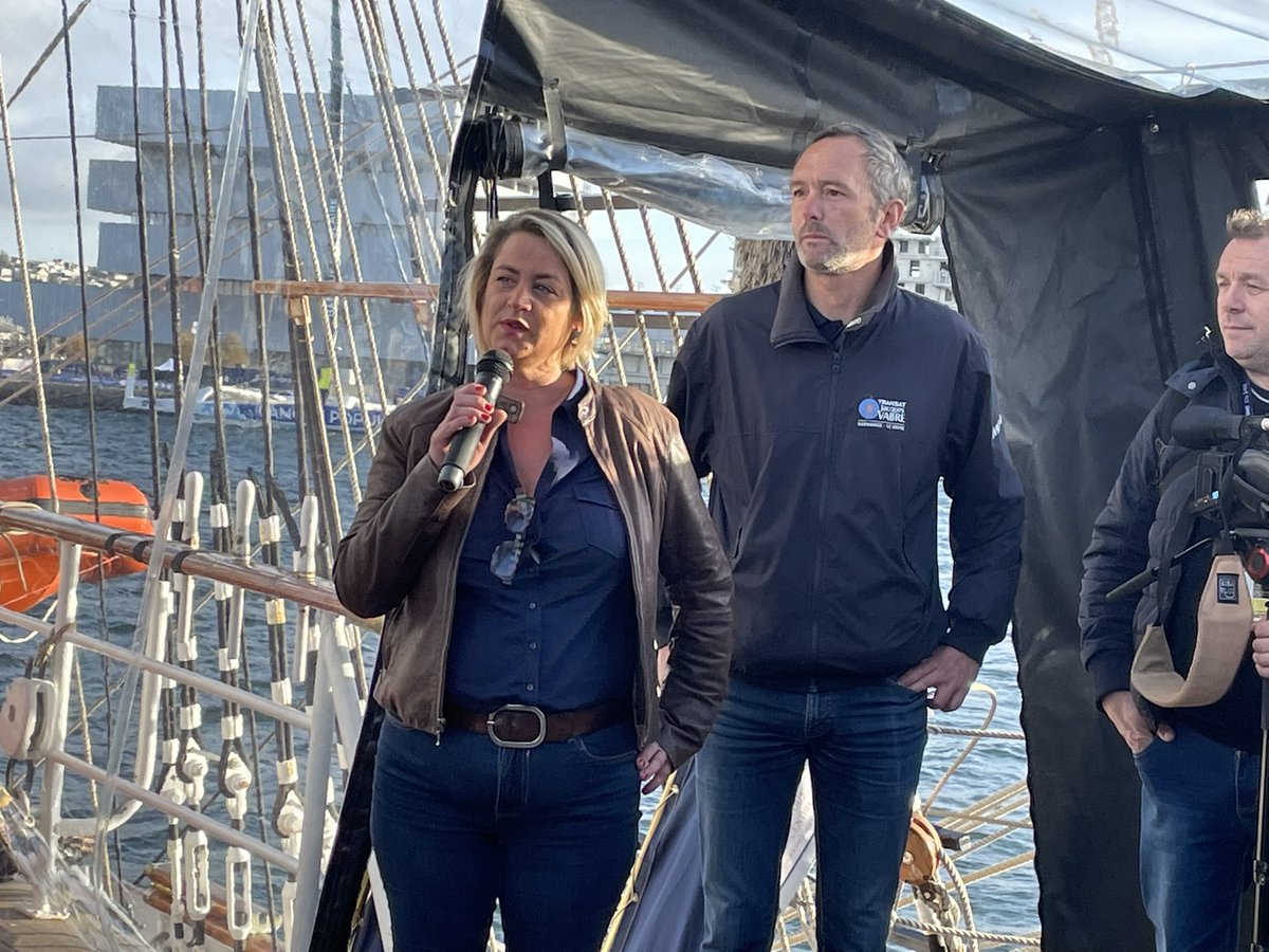 agnesfirmin's tweet photo. Le soleil se lève @TransatJV par un petit déjeuner @troismats_Belem pour échanger sur la 1ère étape de la transquadra @jlblebasjulien aux couleurs @ASPERGERFAMILY1 . Merci au commandant pour son accueil. https://t.co/zFMtSGsC5C