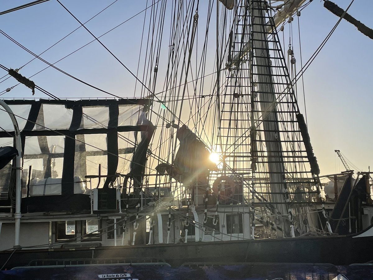 agnesfirmin's tweet photo. Le soleil se lève @TransatJV par un petit déjeuner @troismats_Belem pour échanger sur la 1ère étape de la transquadra @jlblebasjulien aux couleurs @ASPERGERFAMILY1 . Merci au commandant pour son accueil. https://t.co/zFMtSGsC5C
