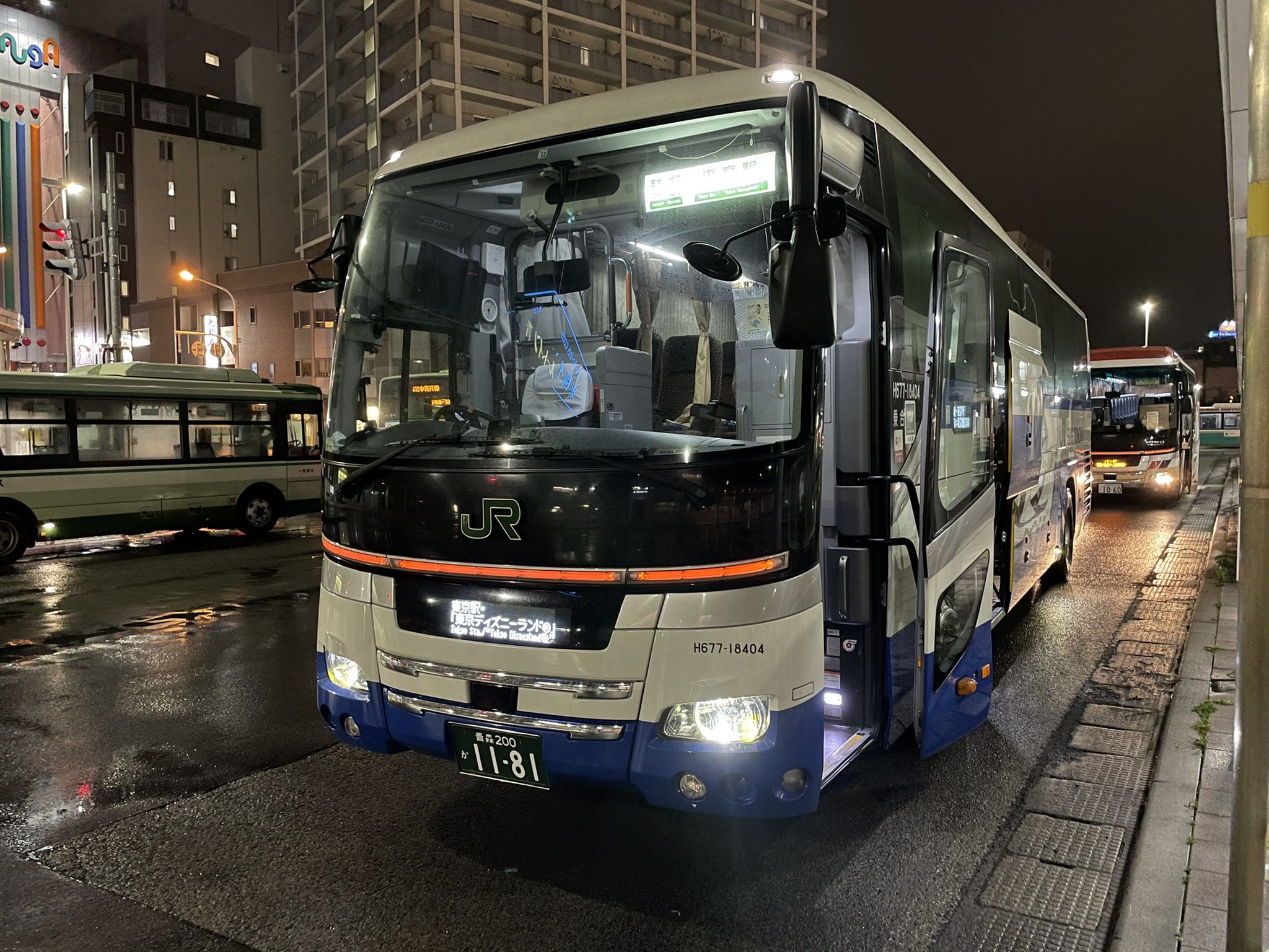 エーセ 交通 8 25 青森駅 10 から乗車した ジェイアールバス東北の ドリーム青森 盛岡 東京号です この日は白色led Amtなセレガが やって来ました 車内は3列シート 全席コンセント付き 途中2カ所で休憩 今回は 東京駅で降車しました T